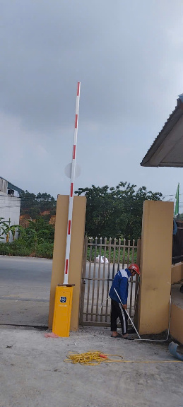 Hình ảnh lắp đặt Barrier tại cổng nhà máy 